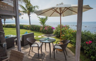 Masa ve sandalye bir waterfront bar Cafe Restoran okyanus ile