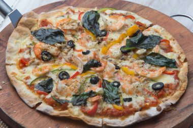 Deniz ürünleri karides ahşap bir masa üzerinde büyük lezzetli pizza