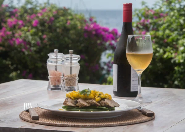 Filete de pescado barramundi con mango y vino blanco — Foto de Stock