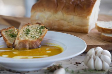 Ekmek ile kabak ve havuç çorbası