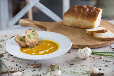 Ekmek ile kabak ve havuç çorbası