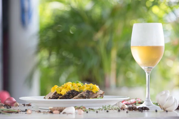 Филе баррамунди с манго и белым вином — стоковое фото
