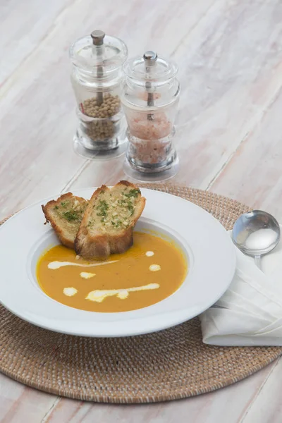 Sopa de abóbora e cenoura com pão — Fotografia de Stock