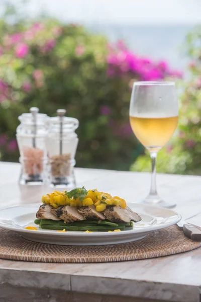Filete de pescado barramundi con mango y vino blanco — Foto de Stock