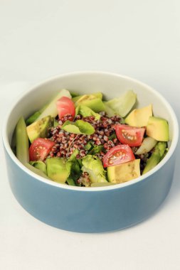 Taze avokado domates ve roka salata sağlıklı vegan gıda