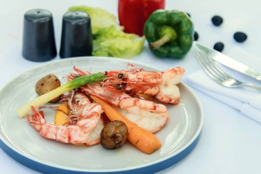 Kızarmış sebze karides ile karıştırın