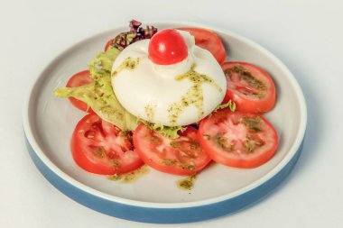 Lezzetli caprese salatası olgun domates ve mozzarella peyniri