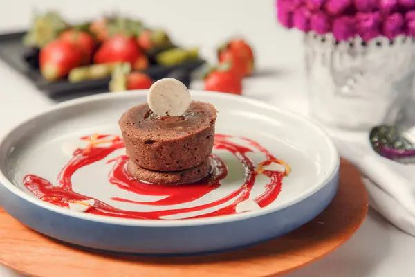 Délicieux gâteau au chocolat sur une assiette sur la table — Photo