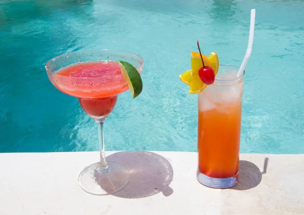 Cocktail glazen op zwembad strand kant — Stockfoto