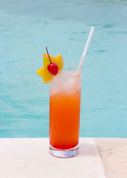 Cocktail glazen op zwembad strand kant — Stockfoto