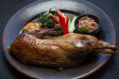 Gevrek lezzetli kızarmış ördek. Şükran veya Noel yemeği.