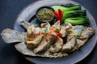 Lezzetli kızarmış balık sebze ve sos ile