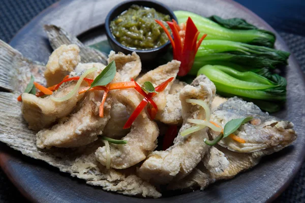 Sabroso pescado frito con verduras y salsa — Foto de Stock