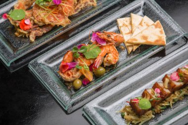 Farklı meze ve anti pasti. Deniz gıda plakalı Tapas ve b