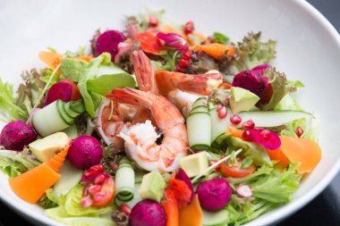 Karides, domates ve karışık yeşillik ile taze salata tabağı. Sağlıklı 