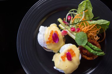 Klasik Yumurta Benedict haşlanmış yumurta ile domates, sebze