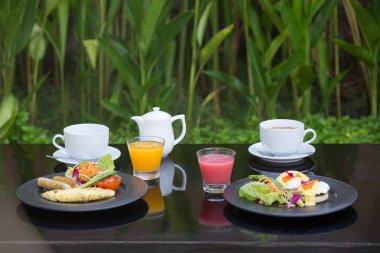 Kahvaltı meyve suyu, kahve, yumurta ve omlet. Dengeli di