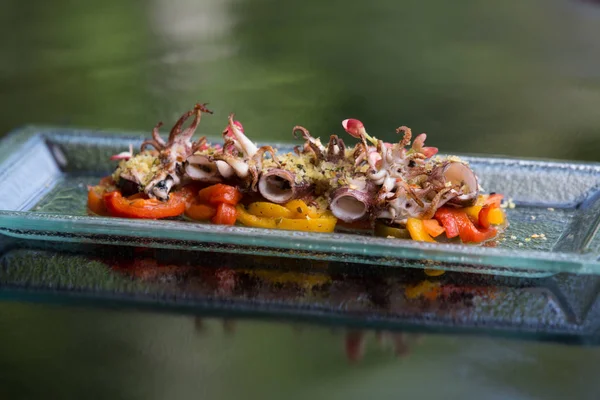 Свіжоприготовані восьминогі кальмари з овочами та спеціями — стокове фото