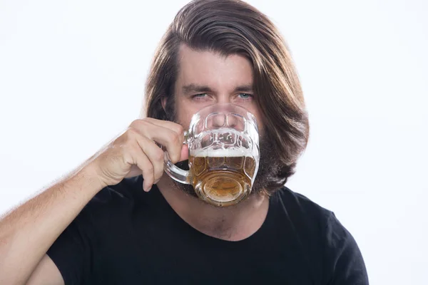 Hombre con un vaso de cerveza aislado en blanco, alcohol, daño — Foto de Stock