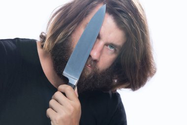 Beyaz izole yüzünü kaplayan büyük bıçaklı adam