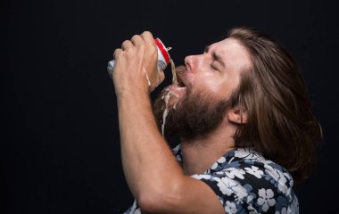 Adam bir bardak bira izole beyaz, alkol, zarar ile