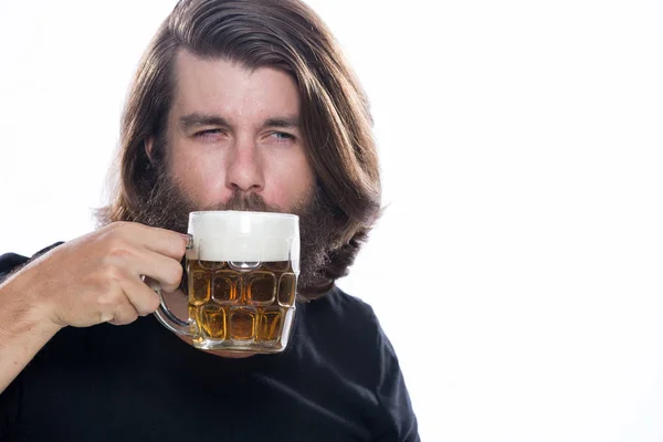 Hombre con un vaso de cerveza aislado en blanco, alcohol, daño —  Fotos de Stock