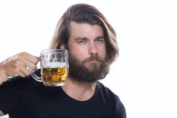 Hombre con un vaso de cerveza aislado en blanco, alcohol, daño — Foto de Stock