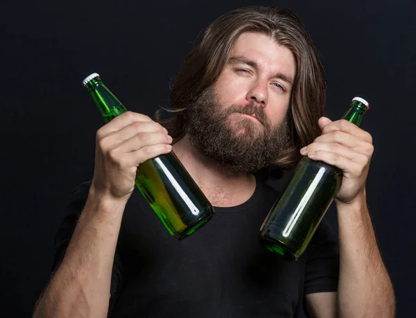 Barbudo hombre hipster sostiene botella de cerveza aislado en negro — Foto de Stock