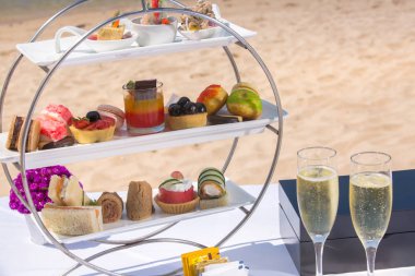 İkindi çayı düzenleme kurduğunuza plaj, tatlılar, çerez, hamur işleri okyanus manzarası ile çay seti