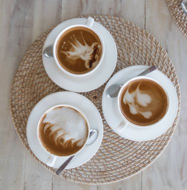 Latte veya cappuccino kahve kahvaltı için. Üstten Görünüm. Kahve