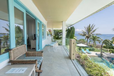 Tropikal deniz okyanus manzaralı balkon sundurma terasından. Okyanus görmek