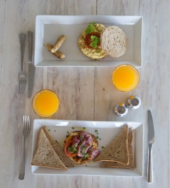 Kahvaltı için yumurta. Kepekli ekmek kızarmış ekmek ve yumurta reçel ve yoğurt ile sağlıklı kahvaltı. Üstten Görünüm