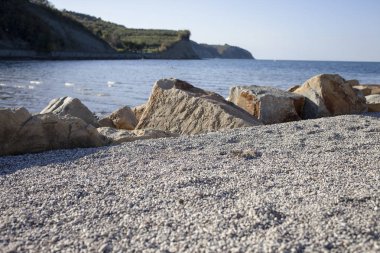 Plaj kum, yuvarlak taşlar