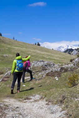 Dağ doğa zam güneşli günde yürürken yürüyüşçü hiking