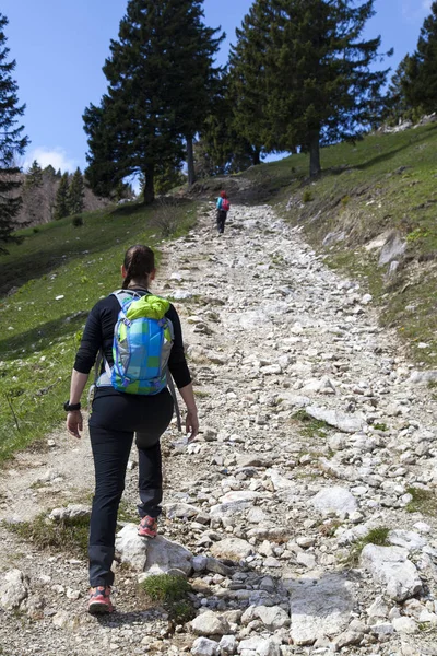 Turistika pěší chůze na slunečný den na výlet v horské přírodě — Stock fotografie