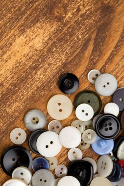 eski ahşap masa üzerinde vintage düğme kümesi