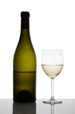 Beyaz Şarap kadehi ve şarap şişe