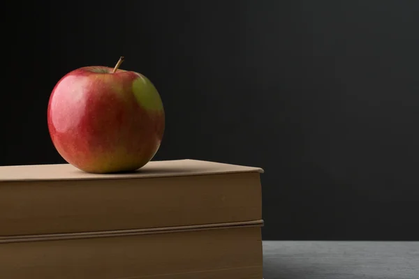 Kırmızı Elma Ile Kitap Yığını — Stok fotoğraf