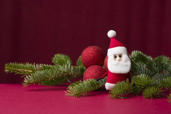 Bolas de Navidad y rama de abeto — Foto de Stock