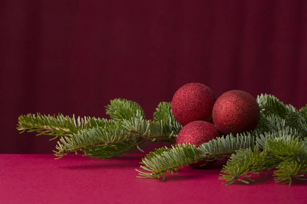 圣诞球和 fir 分支 — 图库照片