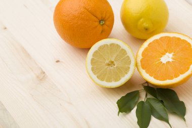 Narenciye meyve. Portakal ve limon. Ahşap masa üzerinde 