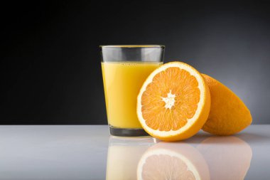 koyu arka plan ile portakal suyu