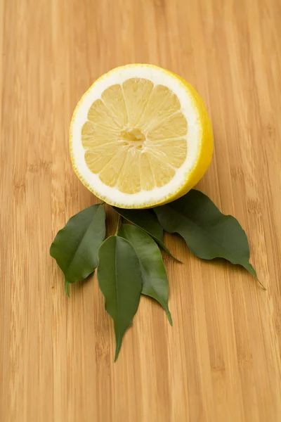 Frutta Fresca Limone Piatto Legno — Foto Stock