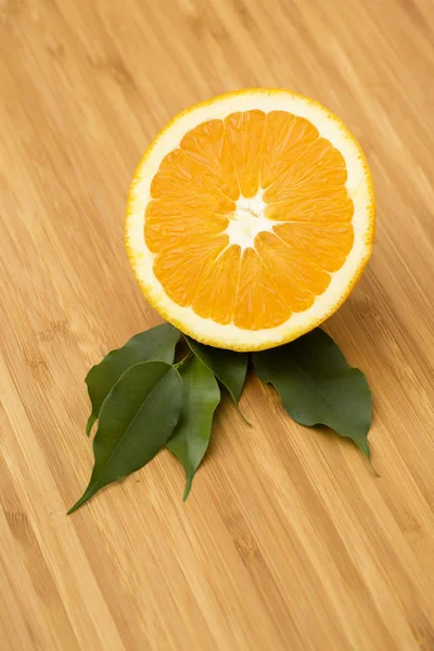 Свежий Апельсин Деревянном Полу — стоковое фото