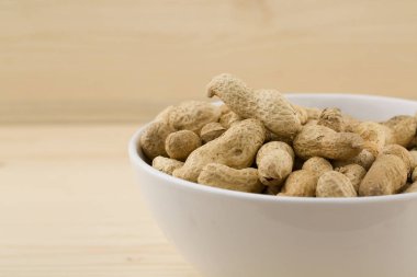 Kavrulmuş fıstık kasesi.