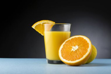 koyu arka plan ile portakal suyu