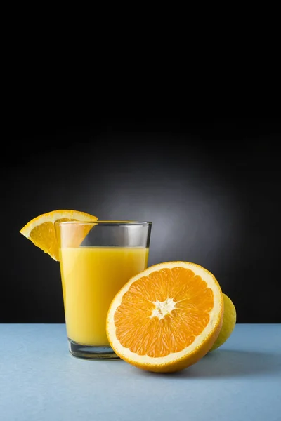 Zumo Naranja Con Fondo Oscuro — Foto de Stock