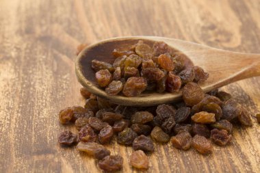 Üzerine bir kaşık kuru üzüm