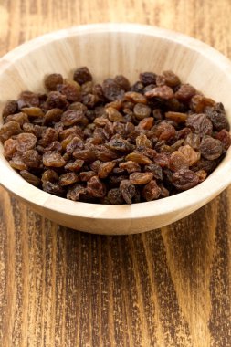 Kuru üzümler ahşap kasede