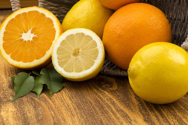 Verse citrusvruchten op een oude houten tafel — Stockfoto